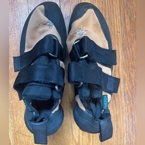 Anasazi Five Ten Climbing Shoes, US 6 1/2; EUR 39